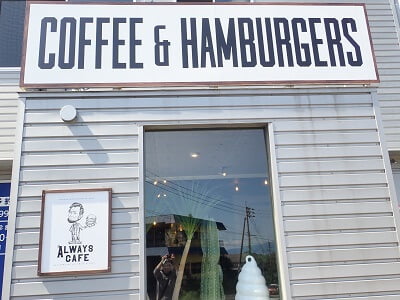 ALWAYS CAFE(オールウェイズ カフェ)の横から見ると「COFFEE & HAMBURGERS」と書いてある