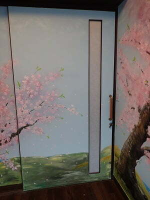You＋Fの入口ドアの内側まで桜が咲いている