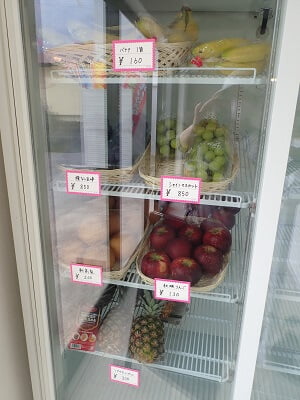 フルーツ工房Uma果の左奥のドア横に果物販売