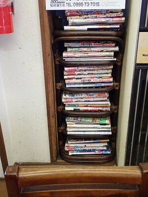 お食事の店やまさきの右の棚には雑誌がたくさんある
