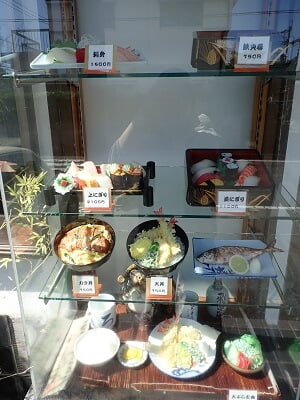 ひろ幸すしの入口前のお寿司の食品サンプルのショーケース