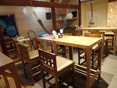 古民家×地魚 海鮮丼うおききの左の段差を上がったテーブル席
