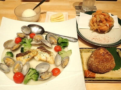 古民家×地魚 海鮮丼うおききのこの日の晩御飯の白身魚アクアパッツァ、姫甘エビかき揚げ、焼きおにぎり、ゆずシャーベット。