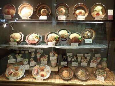 おむらいす亭 鹿児島イオン隼人国分店の入口横の食品サンプルのショーケース