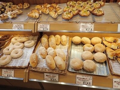 石窯パン工房トリガルのたくさんパンが並ぶ一角