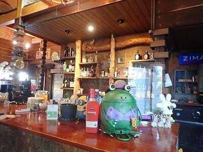 cafe&Bar Mahalo マハロの左のカウンターの雰囲気