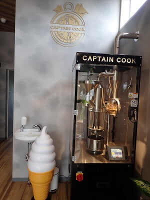 焙煎工房 CAPTAIN COOK霧島国分店のすぐ横の奧に焙煎機がある
