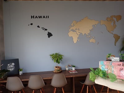 焙煎工房 CAPTAIN COOK霧島国分店の左はカウンター席に世界地図にハワイがある