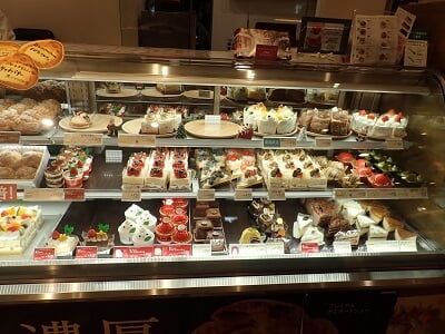 シャトレーゼさつま川内店の正面はケーキがたくさん並ぶ