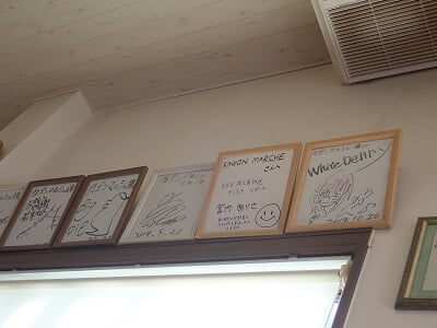 KAGONMARCHE(カゴンマルシェ)の天井近くに有名人のサインがたくさん並ぶ