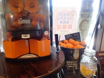 KAGONMARCHE(カゴンマルシェ)のすぐ右に生絞りオレンジジュースコーナーにセルフのお冷