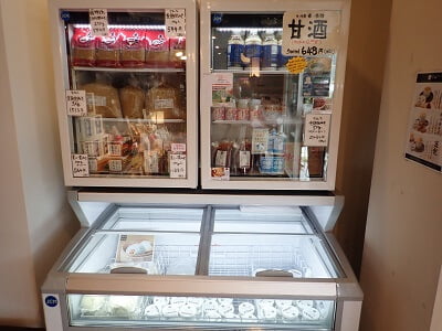 マルニ味噌ラーメン本店のお店に入ると要冷蔵の商品が並ぶ冷蔵庫がある