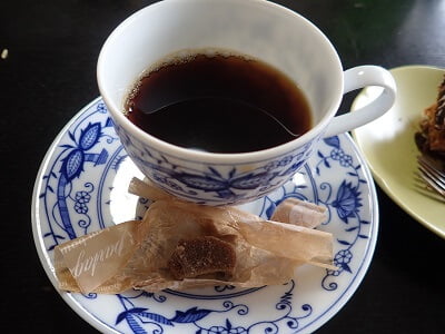 cafeしらはまのコーヒーは黒砂糖かじりながら