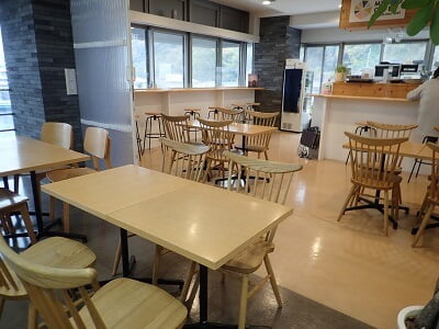ミナトカフェの左のイートインスペース