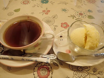 ランチ&コーヒーライト館の食度のドリンクの紅茶と頼んだアイスクリーム