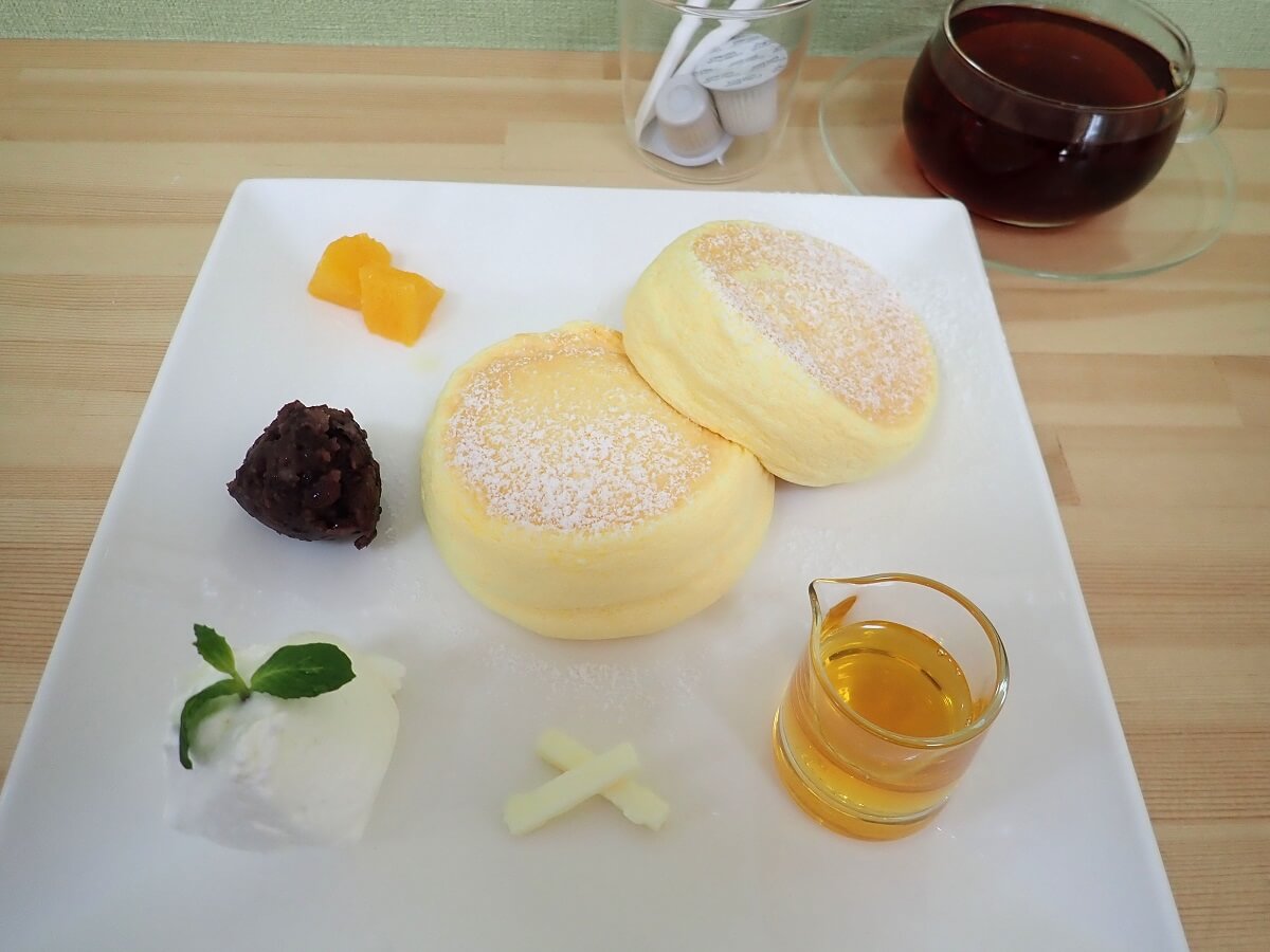 パンケーキ専門カフェkamodayaのカモダヤパンケーキはちみつと紅茶の写真