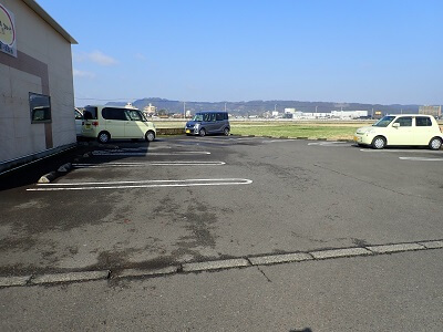 咲々コロッケの右の広い駐車場