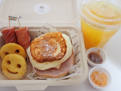 パンケーキ専門店MINOU(ミヌ)のハムクリチ＋おかず＋ドリンクはオレンジジュース