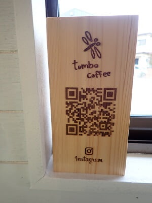 tombo coffeeの窓際にインスタQRコードと店名の可愛いイラスト