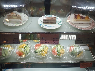欧風カレー＆珈琲専門店あめいろ・たまねぎのショーケースのケーキ、サラダの写真