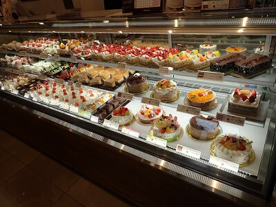シャトレーゼ真砂本町店のケーキが並ぶショーケース