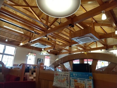 コメダ珈琲イオンモール鹿児島前店の満席で天井の雰囲気