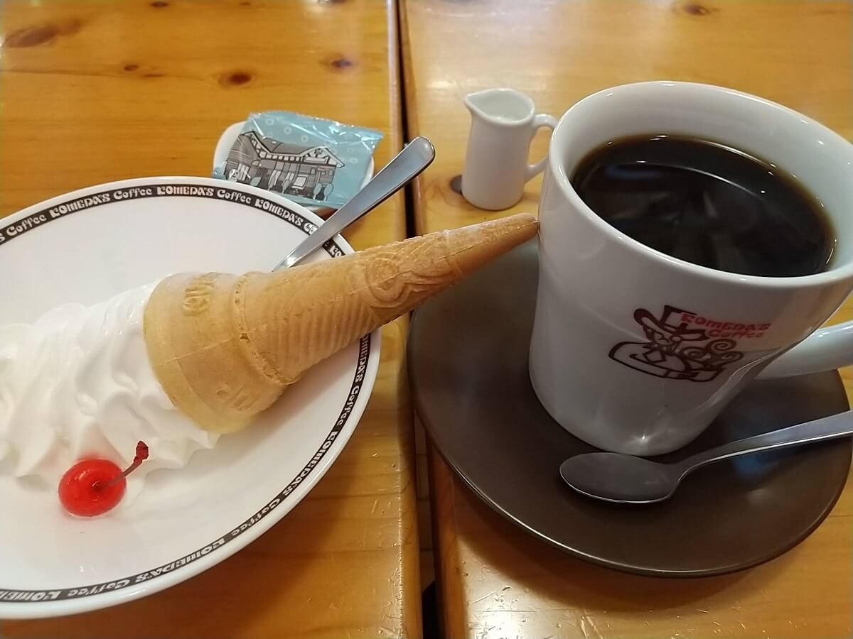 コメダ珈琲イオンモール鹿児島前店の1.5倍コーヒーとソフトクリームの写真