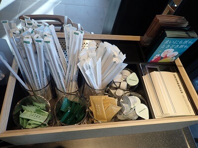 スターバックスコーヒー鹿児島谷山駅前店のカウンター席横のゴミ分別の横に消耗品