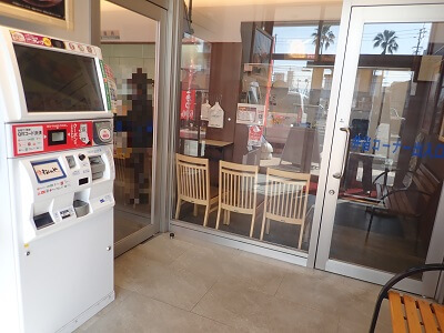 松屋 鹿児島宇宿店(松のや併設)のドアを1つ空けて中に入ると左に券売機があり、テイクアウトは正面、イートインは左のドアを入る