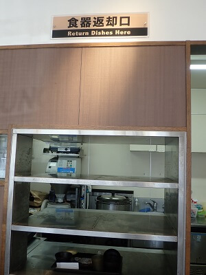 松屋 鹿児島宇宿店(松のや併設)の左奥で厨房と並びの食器返却口