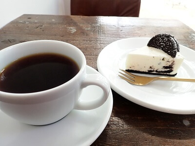 キルトコーヒーの本日のコーヒーとオレオのレアチーズケーキ