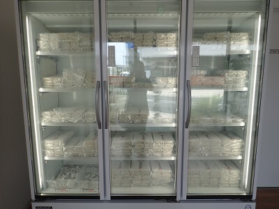 福耳餃子 慈眼寺店の正面に冷凍餃子がたくさん入ってる冷凍庫