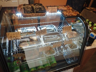 HIKARU kitchen(ヒカルキッチン)の正面のショーケースにはお惣菜が並ぶ