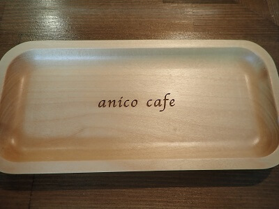 anico cafeのキャッシュトレイに店名