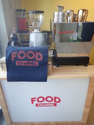 FOOD CHANNEL(フードチャンネル) JR谷山駅前の左の窓際にたぶん珈琲の焙煎機