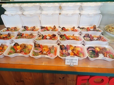 FOOD CHANNEL(フードチャンネル) JR谷山駅前のショーケースにお弁当が並ぶ