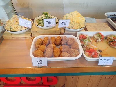 FOOD CHANNEL(フードチャンネル) JR谷山駅前の量り売りのサラダ、個数売りのコロッケが並ぶ