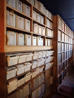 メラメラ(事務所カレー)の左壁にレコード、CDがギッシリある