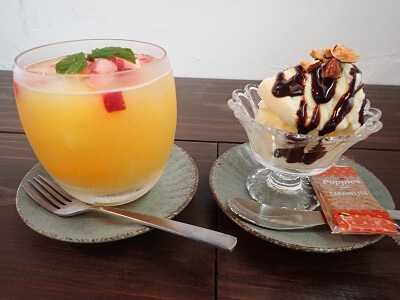 メラメラ(事務所カレー)のフルーツミックスジュースとアイス