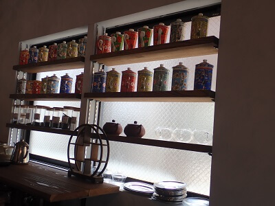 香蔵小吃のカラフルな中国茶の容器が並ぶ