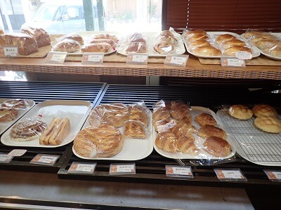 天然パン工房オレンジ(オレンジベーカリー)の左側にパンが並ぶ