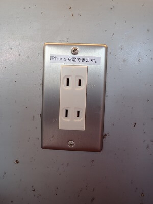 アイアイラーメン西谷山のコンセントに「iPhone充電出来ます」