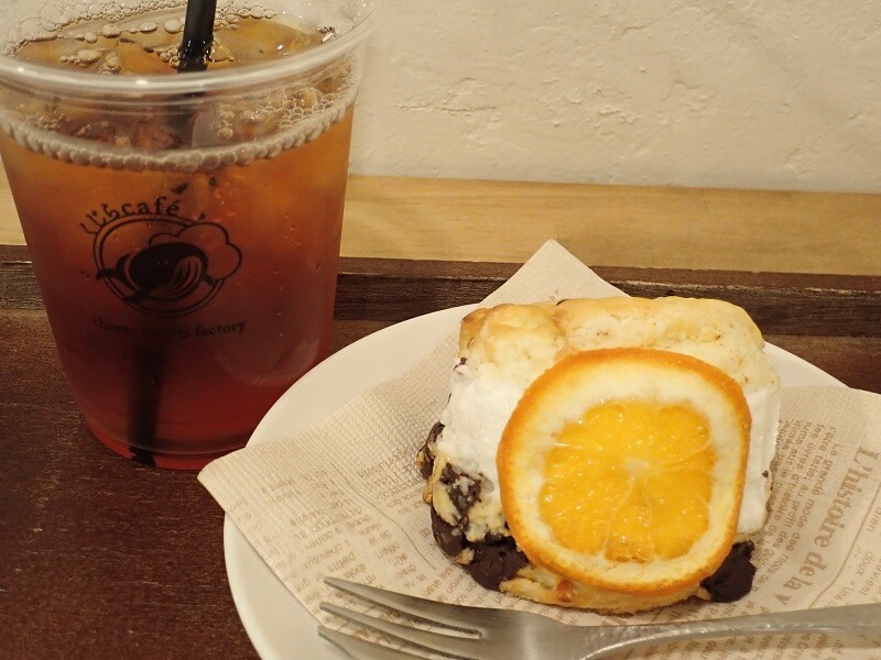 くじらカフェのスコーンサンドショコラオレンジと知覧紅茶アイス