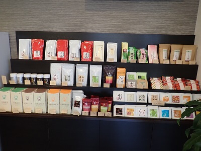 らさら荒田本店のお店に入って右の棚は定番のお茶の種類がたくさん
