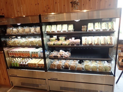 Backerei danken(ベッカライダンケン)ホルツ店の右の冷蔵コーナーはサンドイッチやドリンク類が並ぶ