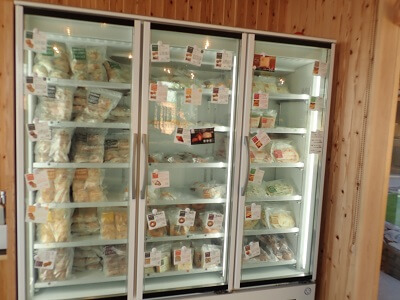 Backerei danken(ベッカライダンケン)ホルツ店の左の壁際に冷凍コーナー