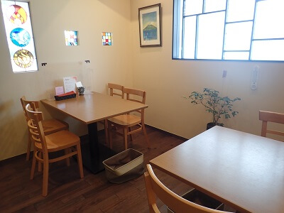 Cafe & Gallery SHUTLLE(シャトル)の左側はテーブルとイスでカフェスペース