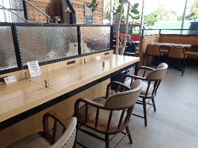 dankenCOFFEE (ダンケンコーヒー)ポルダーテラス東開店の真ん中辺りのカウンター席と窓際は対面の4人席がある