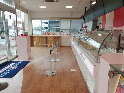 サーティーワンアイスクリーム鹿児島宇宿店の右奥から左の店内の雰囲気