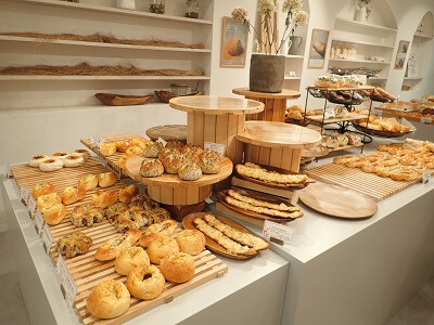 SUMOMO BAKERY(スモモベーカリー)天文館店のパンが並ぶ雰囲気